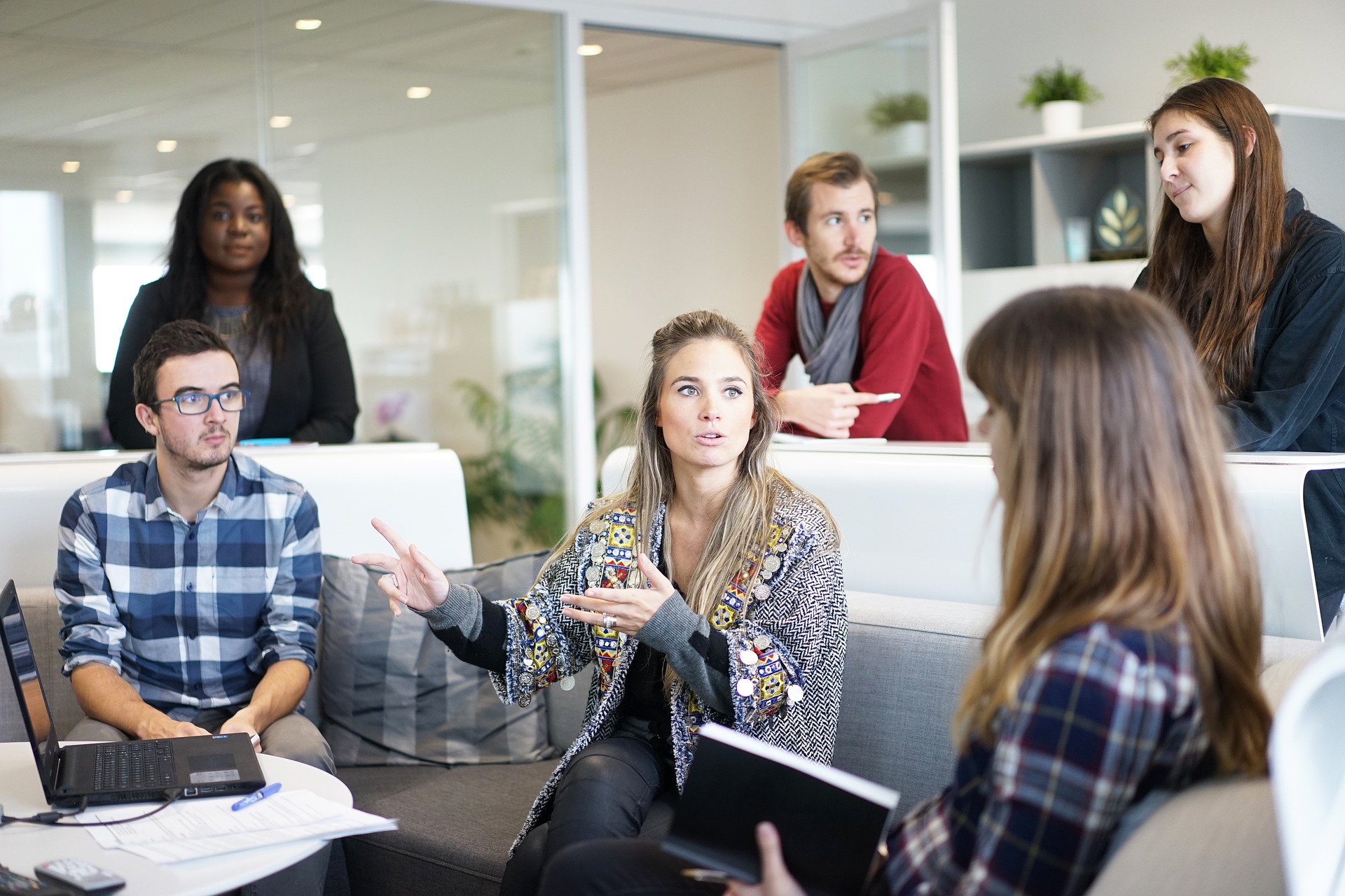 Mediation unterstützt Teams und Führungskräfte bei Konflikten am Arbeitsplatz.